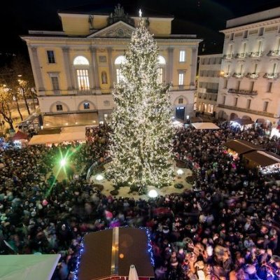 Immagini Natalizie Gratuite.Il Municipio Di Lugano Fa Il Regalo Di Natale All Economia Cittadina Mezzi Pubblici Gratuiti E Parcheggi Gratis Per Le Prime Due Ore L 11 E Il 18 Dicembre Libera Tv