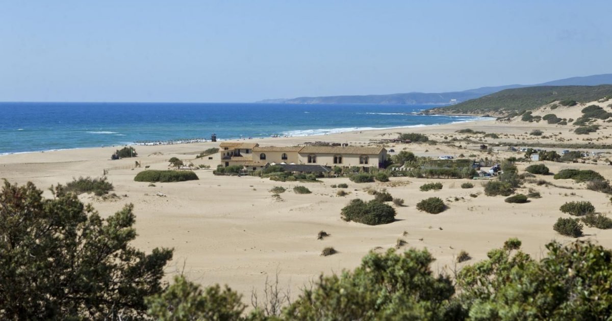 Ritorno In Sardegna Un Breve Viaggio Con Riccardo Rossi Nell Incanto Di Piscinas Tra Dune E Mare Vini E Cucina D Autore Dove Un Insediamento Minerario E Diventato Un Ecoresort Libera Tv