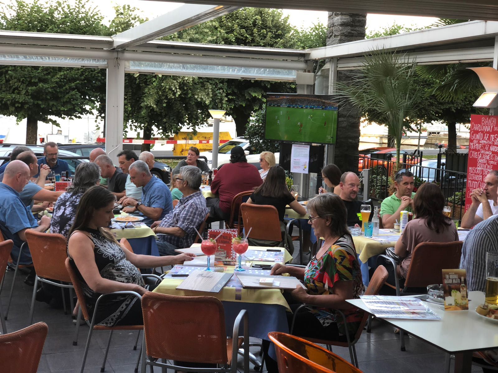 In Occasione Dei Mondiali Il Lungolago Di Locarno Si Trasforma In Un Piccolo Stadio Con Ben 10 Maxi Schermi Con Giochi A Premi Cocktail E Molto Altro Libera Tv