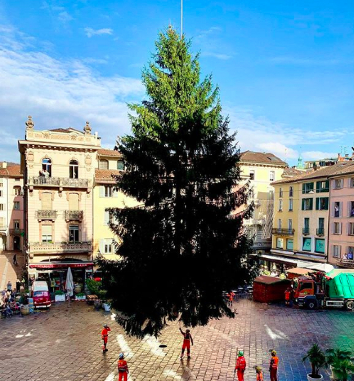 Lugano L Albero Di Natale E Arrivato Borradori Finalmente Lo Possiamo Dire Che Il Natale Abbia Inizio Libera Tv