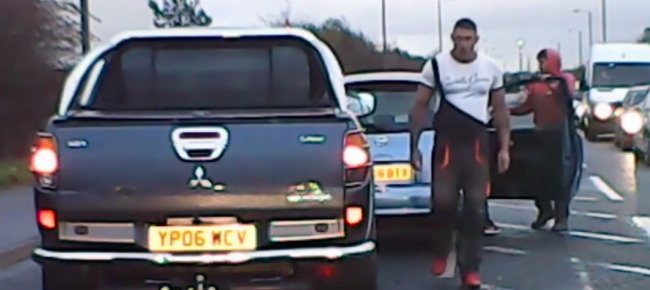 Rabbia Stradale Viene Insultato Alla Guida Scende Dal Veicolo E Aggredisce Il Rivale Mai Vista Una Cosa Simile Libera Tv