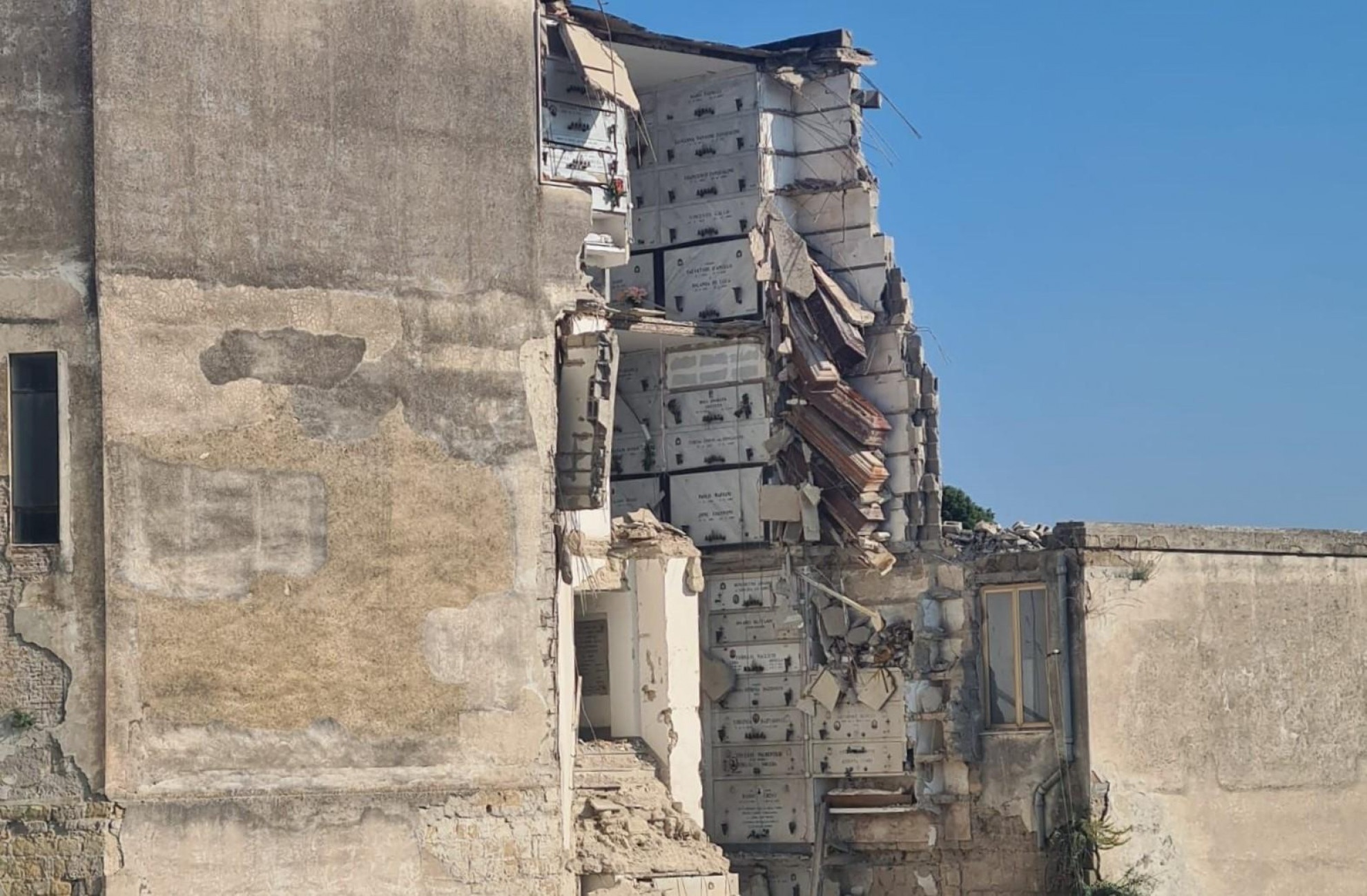 Napoli, Crollo Al Cimitero Di Poggioreale: Bare Sospese Nel Vuoto ...