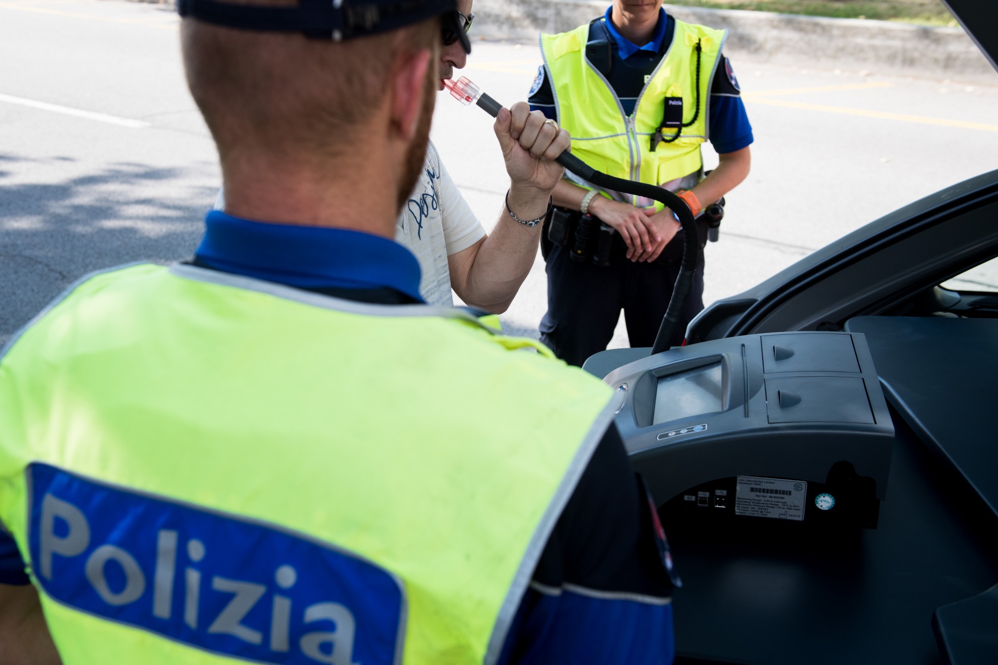 Alcol test selvaggi' da Como a Turgovia L'avvocato Guggiari sui  controlli feroci - Libera TV